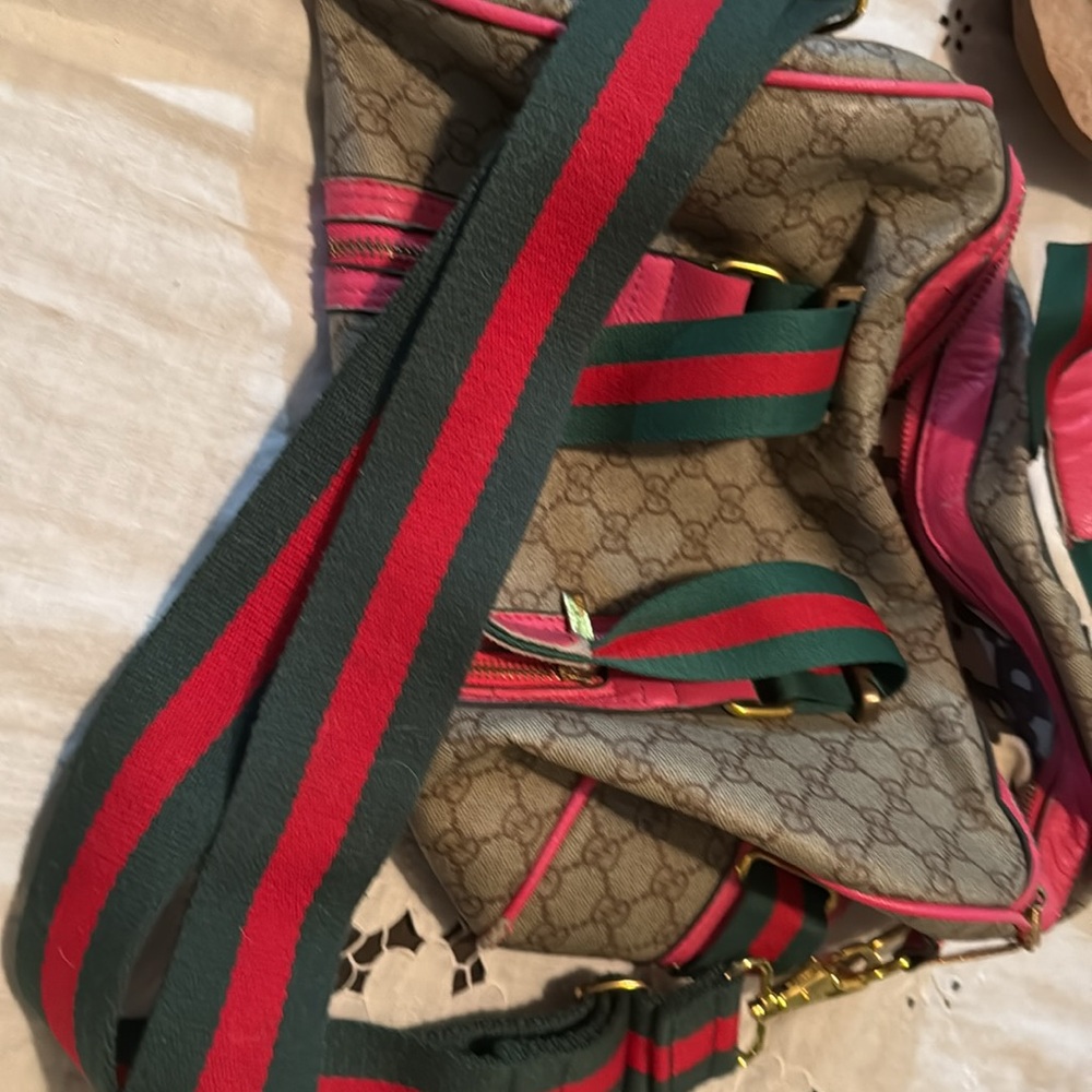 Fake or very worn Gucci bag.